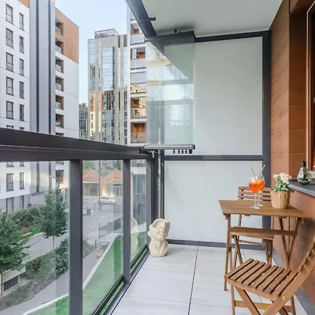 Flat With Quiet Loggia * وارسو