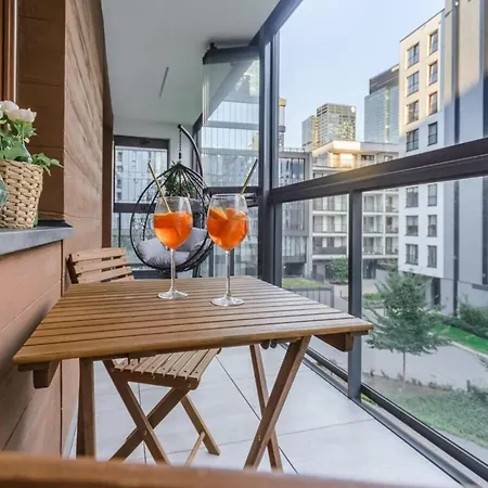 Flat With Quiet Loggia شقة